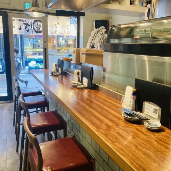 [Counter seats] The counter seats are spacious so even one person can enjoy their meal in a relaxed manner.Perfect for free time, after work, or for a quick drink.We are looking forward to your visit.