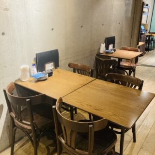 There are table seats available for 2 people.Please feel free to use it for dinner or drinking parties with friends!We will guide you according to the number of people♪