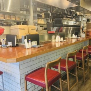 This is a counter seat where individuals are welcome.You can see the sushi being prepared, so you can relax and enjoy your drink or meal while watching the sushi being made.