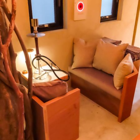 静かに向き合える２名テーブルは、落ち着いた色調の店内に溶け込み、自然と会話が弾む雰囲気。デートや大切な人との時間におすすめで、シーシャやドリンクをゆったり楽しみながら、周囲を気にせず過ごせるのが魅力です。
