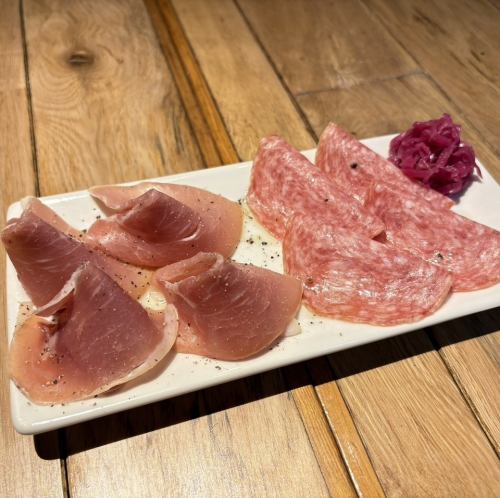 ≪アルコールメニューも充実!≫生ハムやサラミ、チーズなどお酒に合うメニューが充実♪