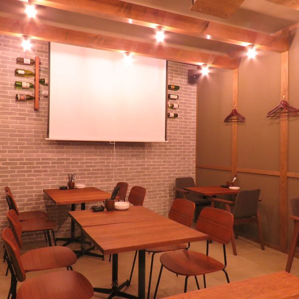 The interior space of the store can be used for up to 28 people! The projector and large screen are also available, so it can be used for a wide variety of party scenes such as welcome and farewell parties, new year's party, and a wedding party.