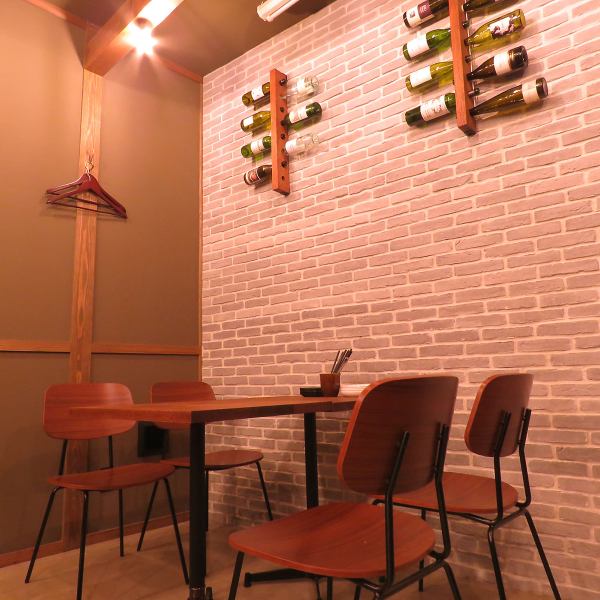 レンガ調の壁とグレーの塗り壁の組み合わせは、そこにいるだけでテンションが上がるお洒落な空間。テーブルを繋げて大人数のご利用も可能となっております。