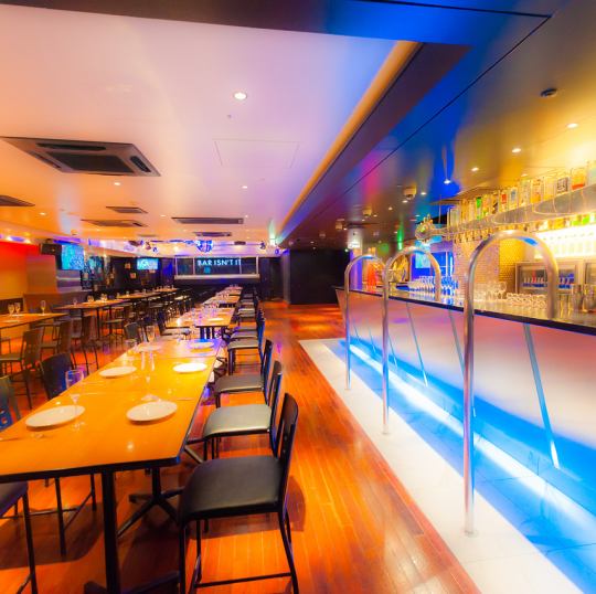 自由で広々としたフロア、音響や照明そしてビュッフェスタイルのお料理でパーティーをドラマチックに演出♪