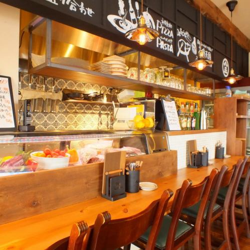 It is a small counter seat in the center of the shop.How about a meal overlooking the calm space that used wood abundantly?