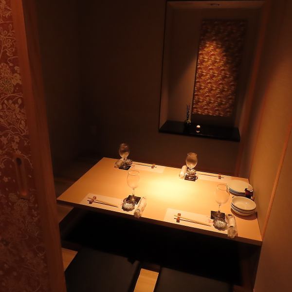 【2名様からご利用可能な個室】大小さまざまな宴会にご利用可能な個室を完備。2名様～最大100名様まで対応できる個室がございます。ご友人との気軽な宴会から会社宴会、接待まで様々なシーンにご利用ください。通筋町電停から徒歩3分の好立地◎下通り付近で居酒屋をお探しのお客様は是非当店へご来店ください♪