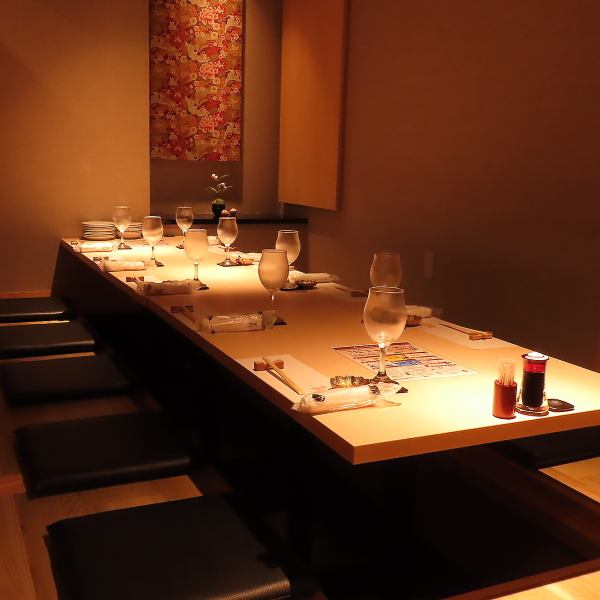 【スタイリッシュな和の空間】周囲の目を気にすることなくご宴会が楽しめる全席完全個室をご用意♪人気の掘りごたつ席となります。人数に合わせてレイアウトの変更が可能です。会社宴会や同窓会、県外のお客様のおもてなしなど、あらゆるシーンに嬉しい宴会コースを多数ございます♪急なご宴会でお困りの幹事様も大歓迎！