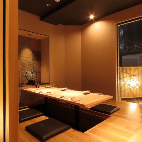 <p>【VIP席：ハレの日利用にも最適】当店は長寿祝いやお顔合わせなど、ハレの日のご利用も承ります。全席完全個室のため、あらゆるシーンに対応可能です♪おしゃれな和の空間でゆっくりとお酒とお食事をお楽しみください。天草鯛刺身や牛ステーキ、蟹みそ、炭火地鶏焼きなど、逸品料理が豊富にご用意しております。</p>