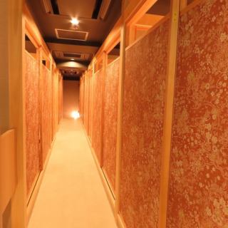 최대 60분까지 이용하실 수 있는 세련된 인테리어의 점내♪완전 개인실 이자카야 시는 간사님이 안심하고 연회를 즐길 수 있도록 공간 만들기에 구애되어 있습니다.