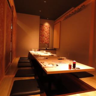 나무의 따뜻함이 넘치는 점내는 2분~최대 60분까지 크고 작은 다양한 타입의 개인실석을 준비하고 있습니다♪