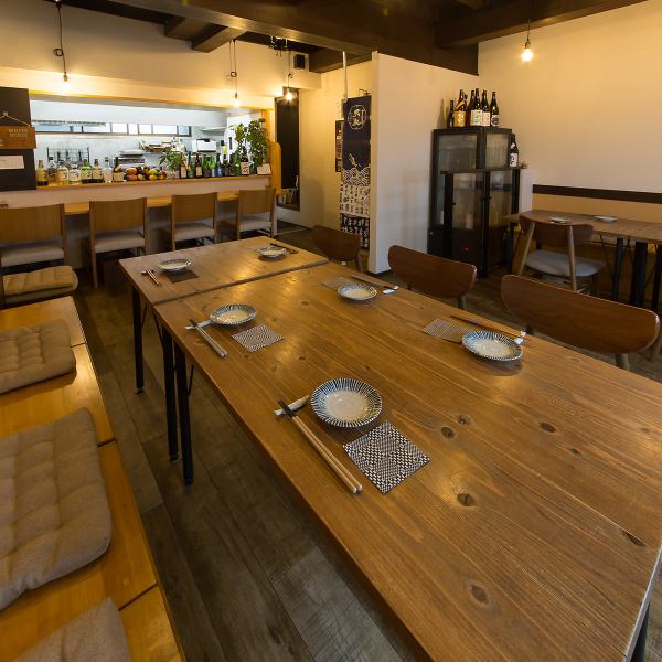 【居心地の良い店内】当店の内装は、落ち着いた雰囲気と温かみのあるデザインが特徴です。座席は広々としたスペースで配置され、照明は暖かく、穏やかな雰囲気を醸し出すように調整されているので、お客様がリラックスしてお食事を楽しんでいただけるようになっています。