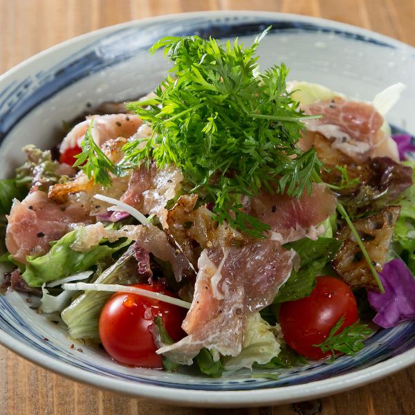 【季節の食材を使ったサラダ】旬の野菜やフルーツをつかったサラダです◎