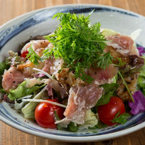 【季節の食材を使ったサラダ】旬の野菜やフルーツをつかったサラダです◎