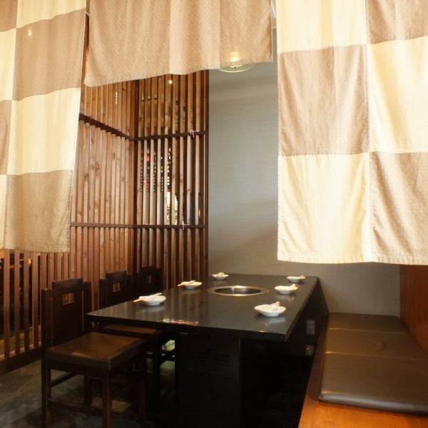 室内装饰平静但是现代的日式气氛的气氛。您可以在干净的无烟烘焙店品尝美味的烤肉！