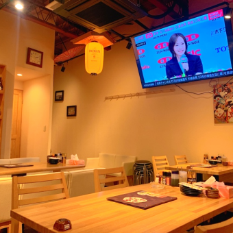 巨大スクリーン付の店内！とても大きいのとっても見やすい！！持ち込みのDVDの再生も可能なので、会社のご宴会や打上げ等、様々な用途でご利用頂けます♪