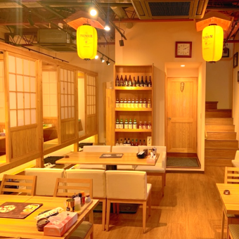 行徳に新しくできた店内のテーブル空間は、周りが見渡しやすいように、広々とした設計と店内の照明は、明るい暖色を使用しておりますので、温かい印象を与えてくれます。お料理にも映える内観は、食欲を掻き立て、飲み放題でドリンクも進むこと間違いなしの落ち着いた時間を過ごせます。