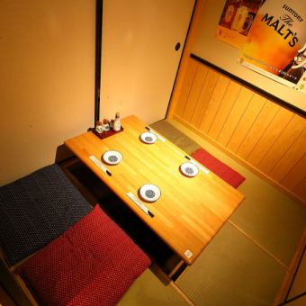 和の雰囲気であり、落ち着いた男女にぴったりのワンランク上の上質な空間を用意いたしました。周りの目を気にしないで、お酒を傾けながら、その日にあったことをゆっくりと話す場にしてみてはいかがでしょうか。お酒の種類も豊富なので、お試しください。