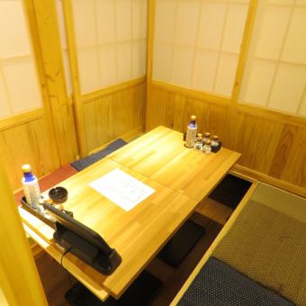 プライベート個室空間をご用意♪木を基調とした落ち着きある上品な空間◎照明も明るすぎずゆったりとくつろげるお部屋になっております。ゆったり宴会や接待、わいわい楽しめる会食や女子会で大変人気のお席となっております♪