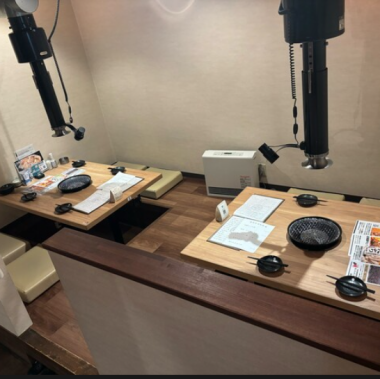 【1樓】設有2張半包廂式下沉式被爐桌，可供2人以上使用。餐廳內設有捲簾隔開，讓您在私人房間般的氛圍中享用餐點。