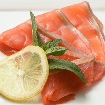 【自家製スモーク】素材の味を引き立てる燻製の香が食欲をそそる…。お酒との相性も抜群。