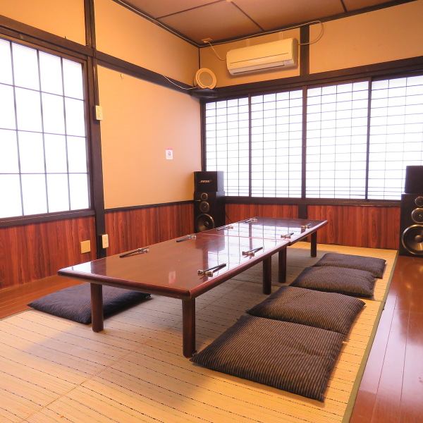 大人数でのご利用も大歓迎♪広々とした座敷では最大16名様までご利用いただけます。会社宴会や、女子会などにも最適です！段差がないのでお子様も安心してごりよういただけますので、ご家族でのお食事、お祝い事にもピッタリです★