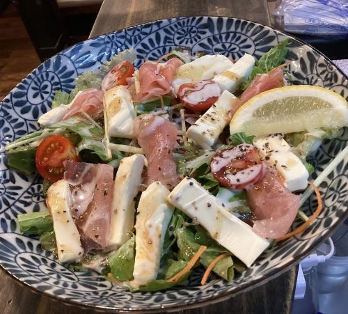 生ハムとチーズのサラダ