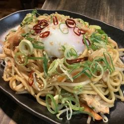 スタミナ焼きそば　温玉のせ
