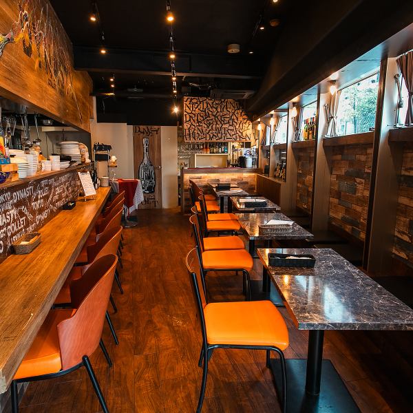 【貸切・大人数宴会も大歓迎】広々としたベンチシートのテーブル席は、テーブルを繋げることで最大22名様までご利用可能です。一体感のある空間で、周囲を気にせずゆったりとお食事をお楽しみいただけます。10名様から貸切も承っており、幅広いシーンに対応可能。人数やご予算に応じたご相談もお気軽にお待ちしています♪