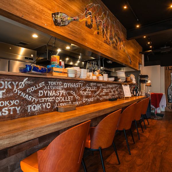 【ふらっと気軽に立ち寄れるカウンター席】アットホームな雰囲気が広がる店内には、ひとりでも立ち寄りやすいカウンター席をご用意。お仕事帰りのちょい飲みや、会話を楽しみたいデートなど、さまざまなシーンでご利用いただけます。温かみのある空間で、ゆったりとしたひとときをお過ごしください。