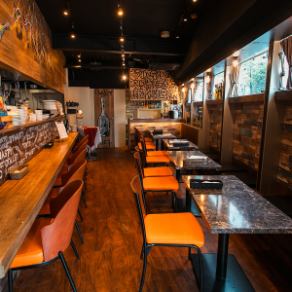 【少人数から大人数まで対応可能なテーブル席】4名掛けのテーブル席を5卓ご用意しており、ご利用人数に合わせて自由にレイアウトを変更できます。テーブルをつなげれば最大22名様まで対応可能。女子会や合コン、ご家族での食事など、様々なシーンにご利用ください。