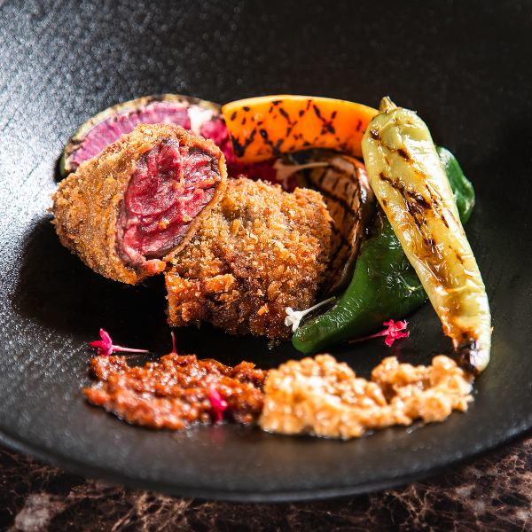 外はカリッと、中はジューシー！2種の自家製ソースで味わう『国産和牛のレアカツ』