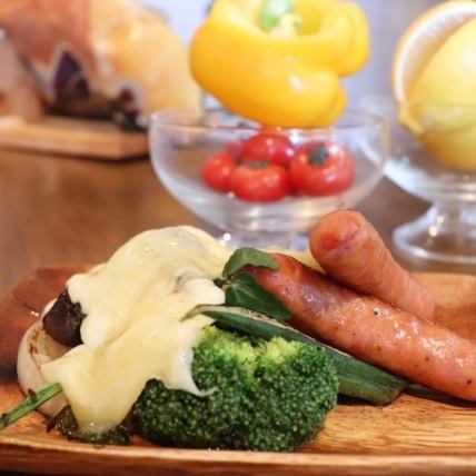 Grilled sausage and hot vegetables with raclette cheese