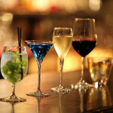 在与调酒师愉快交谈的同时，我们会调制适合您心情的饮品。