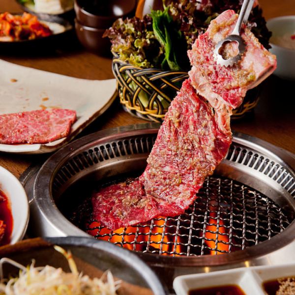 【一度食べると忘れられない味】韓日館名物の30cm超えの【韓カルビ】特製ダレが旨みを引出します/2,080円