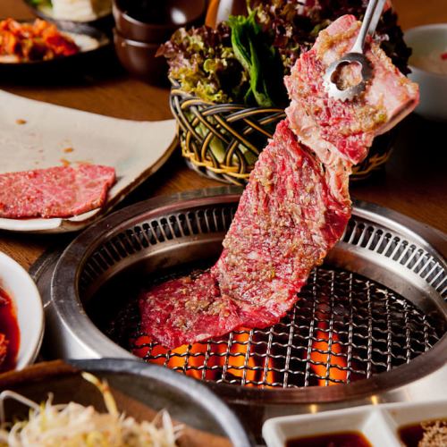 【一度食べると忘れられない味】韓日館名物の30cm超えの【韓カルビ】特製ダレが旨みを引出します/2,080円