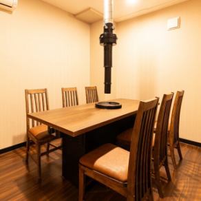 【完全個室】6名様までご利用できる完全個室です。ゆったりとしながら、プライベート空間が保たれたこちらのお部屋は、接待やおもてなしの際のご利用にももちろん、デートやご家族とのご会食にもおすすめです◎ダクトも付いておりますので、煙や匂いを気にせずお楽しみいただけます。