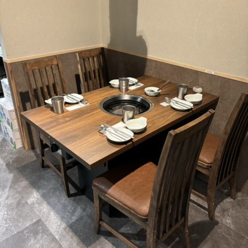 【可容纳20人的餐桌】座位宽敞，非常舒适！请慢慢享用美食。
