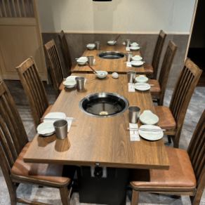[可容纳10人的餐桌] 餐厅内部温馨舒适，氛围柔和，温暖的木质装潢让您可以放松身心，享受美好时光。