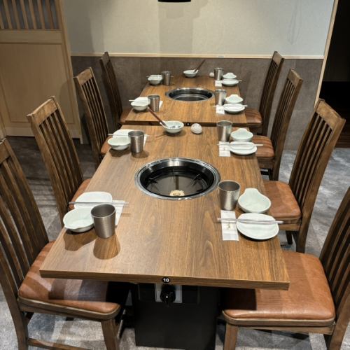 [可容纳10人的餐桌] 餐厅内部温馨舒适，氛围柔和，温暖的木质装潢让您可以放松身心，享受美好时光。