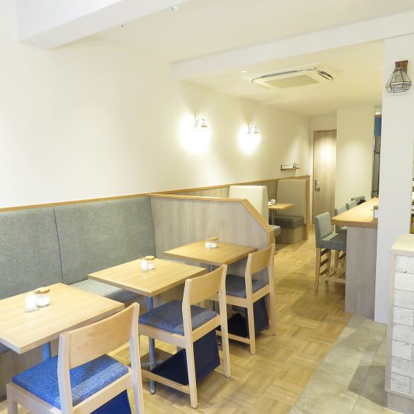 We have 4 counter seats, 2 box seats for 2 people, and table seats that can seat up to 12 people ♪ We are proud of our warm atmosphere where you can enjoy communication with the owner born in Asakusa! It is crowded with people!