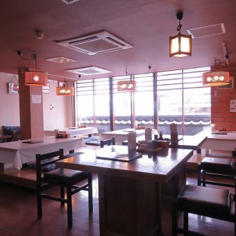 [Hygiene measures in progress] It is a table seat that can seat up to 2 people.How about a soba lunch in the store where the natural light from the large window is comfortable?