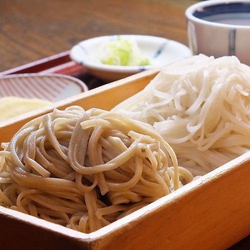 Limited quantity! Bicolor soba ☆ Luxury buckwheat noodles of Sarashina soba and 100% soba