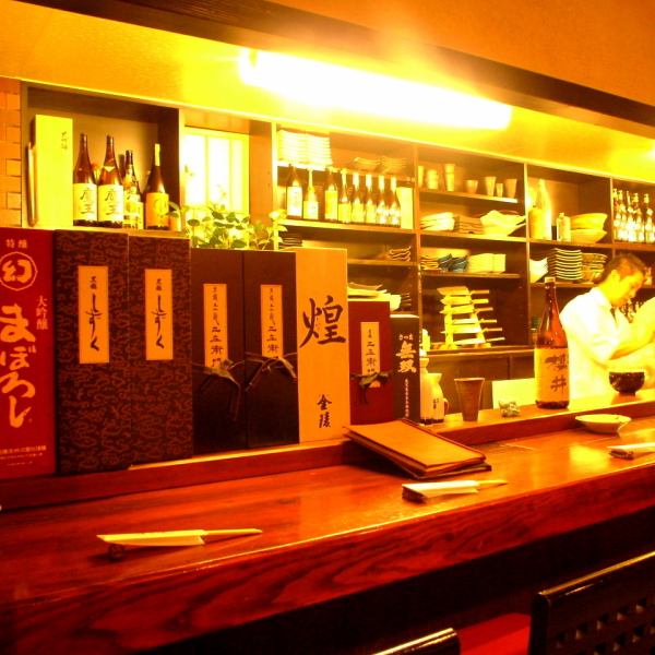 1階座敷席：常連でにぎわうカウンターや座敷。スタッフにその日の鮮魚を聞いてみるのも愉しい。日本酒、焼酎の種類も豊富なので、辛口・甘口など好みをお伝えいただけるとおすすめをお答えできます。