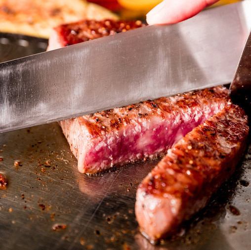 Enjoy teppanyaki and the finest black beef at the counter seats with a live feeling