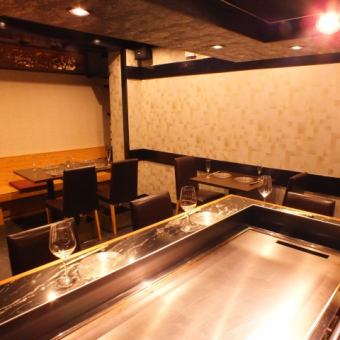 日式现代风格的宁静商店非常适合约会和娱乐。请在奢华的休闲空间享受厨师的热闹的铁板烧!!两个人的座位 - 我们准备好了。
