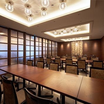 A calm, adult space that can accommodate a variety of occasions, whether it's lunch or dinner.