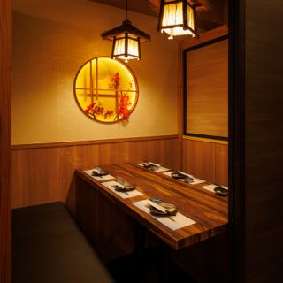 人数に合わせて、個室のご用意ができます!広々とした空間なので宴会や女子会、合コンなど様々なシーンに合わせてご利用いただけます!扉付きなので周りのお客様を気にすることなくゆったりとお過ごしいただけます◎