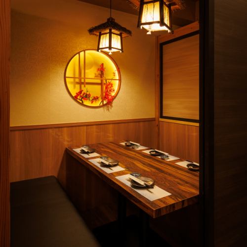 人数に合わせて、個室のご用意ができます!広々とした空間なので宴会や女子会、合コンなど様々なシーンに合わせてご利用いただけます!扉付きなので周りのお客様を気にすることなくゆったりとお過ごしいただけます◎