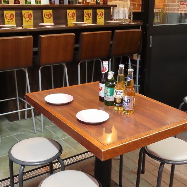 We have two tables for 4 people, which can be connected to accommodate up to 8 people if necessary.Of course, small groups of 2 or 3 people are also welcome.Enjoy our proud Peruvian food and beer!