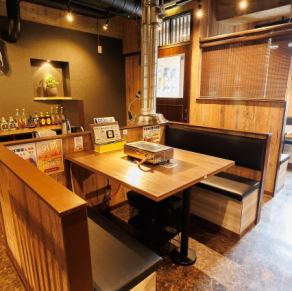 带靠背的长椅式座椅使长时间乘坐也十分舒适。这是享用烤肉的绝佳座位。